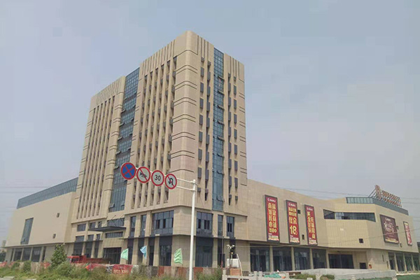 新建中的揚(yáng)州新城時(shí)代廣場(chǎng)商業(yè)大廈